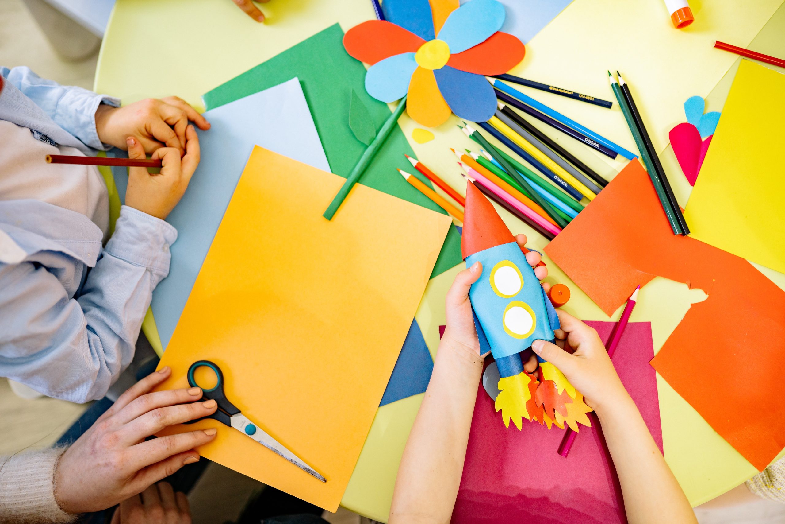 fournitures: papier colorés, crayons ciseaux; mais de 2 enfants et d'un adulte.